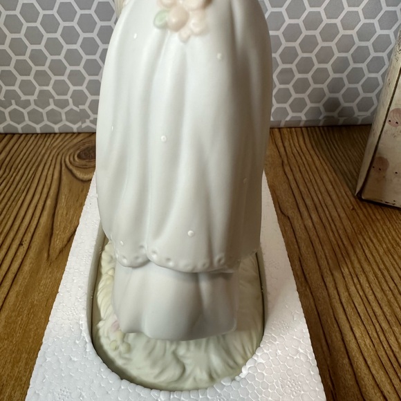 Precious Moments: Sealed With a Kiss! Like New Condition! - Picture 5 of 6